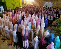 Sholat tarawih di madrasah
